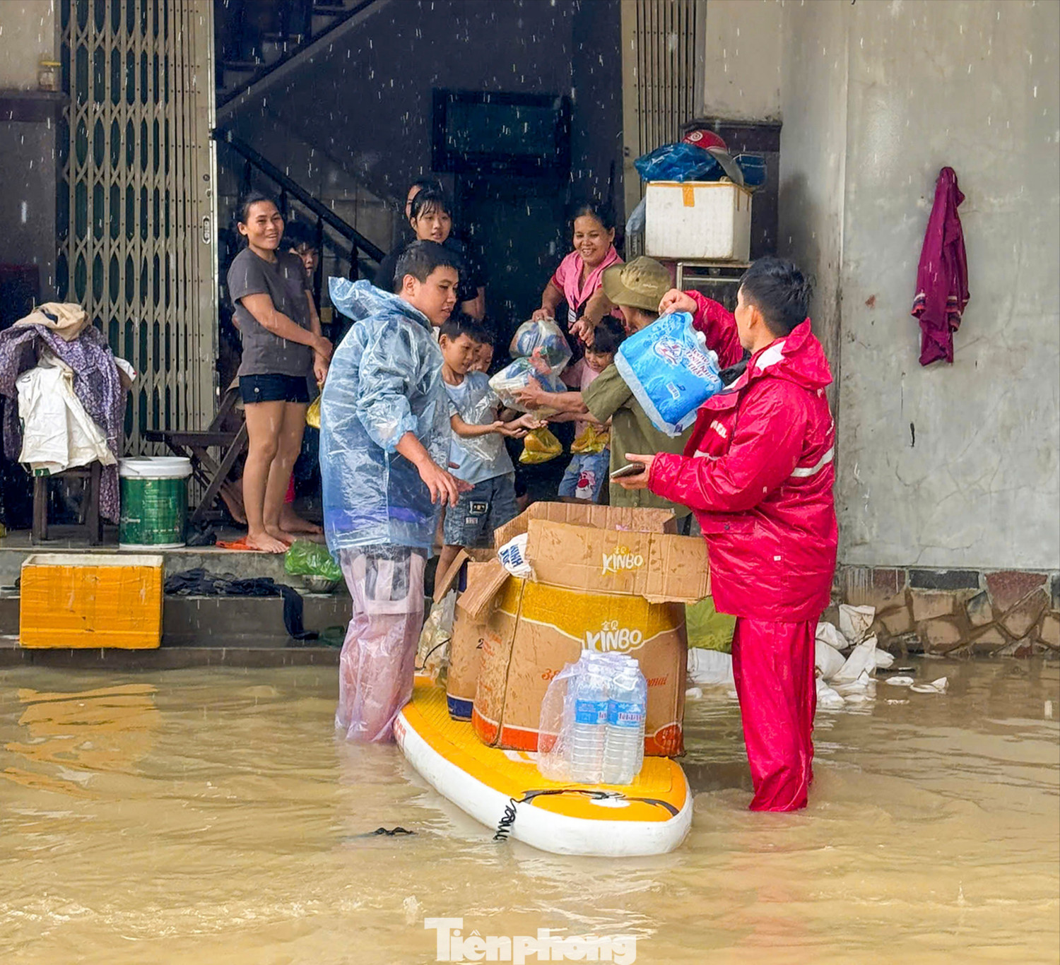 Hàng nghìn lời kêu gọi cứu trợ đồng bào đang oằn mình trong cơn lũ lịch sử: Tất cả vì miền Trung thương yêu!- Ảnh 6.