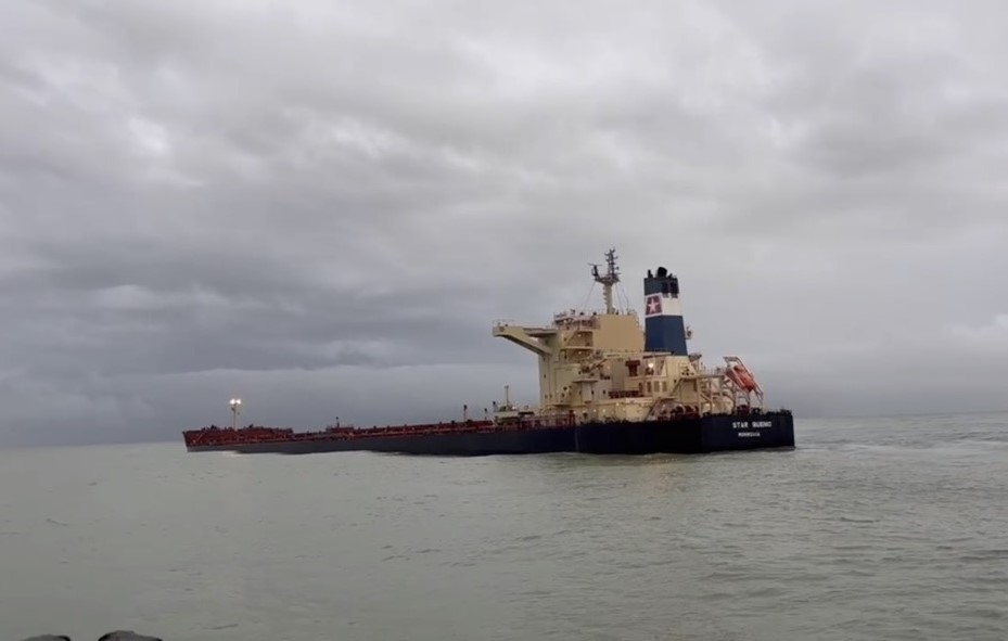 Tàu 175.000 tấn bị mắc cạn cả tuần, lãnh đạo Quảng Ngãi phê bình nhiều đơn vị chậm ứng phó - Ảnh 1.