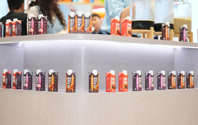 Các hương vị cà phê uống liền đa dạng, đóng gói trong bao bì giấy tiệt trùng, do Trung tâm Bloom. phát triển, đã được giới thiệu tại triển lãm. Ảnh: Tetra Pak