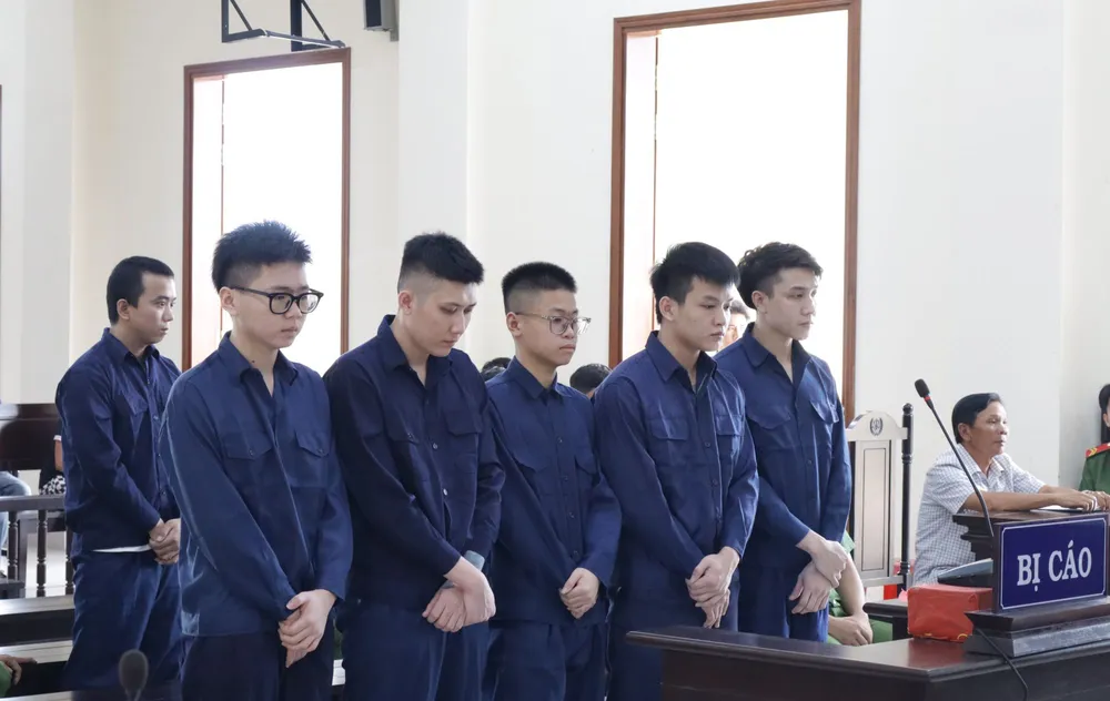 Các bị cáo tại tòa chiều ngày 13-11. Ảnh: NHẪN NAM thach-thuc-danh-nhau-giet-nguoi.JPG