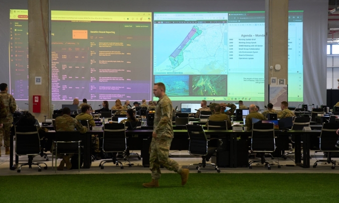 Các quân nhân và quan chức Mỹ theo dõi màn hình hiển thị hình ảnh Dải Gaza tại Trung tâm Điều phối Dân sự - Quân sự mới tại Kiryat Gat, Israel, hôm 17/11. Ảnh: AP