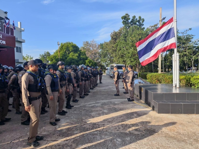 Nhóm cảnh sát tham gia lễ xuất quân để hỗ trợ quân đội ở Sa Kaeo ngày 13/12. Ảnh: Cảnh sát Sa Kaeo