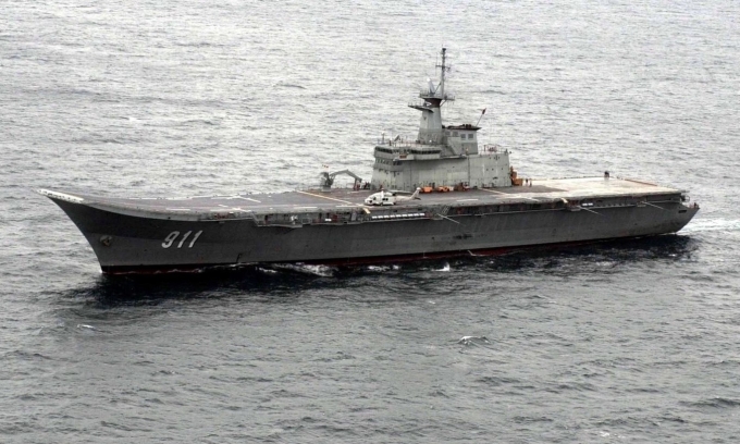 HTMS Chakri Naruebet diễn tập ở Vịnh Thái Lan hồi năm 2001. Ảnh: Wikipedia