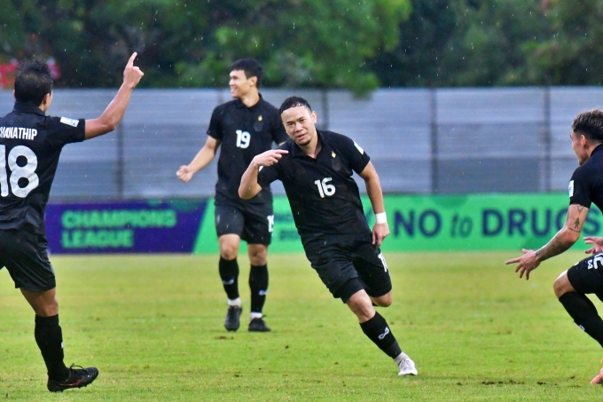 Tiền vệ Thái Lan Thanawat (số 16) mừng bàn thắng ở phút thứ 7 trong trận thắng Sri Lanka 4-0 ở lượt năm bảng D vòng loại cuối Asian Cup 2027, trên sân Colombo Racecourse, Sri Lanka ngày 18/11/2025. Ảnh: ThailandNT.
