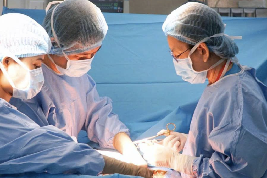 Thai phụ nguy kịch vì tiền sản giật, bác sĩ chạy đua cứu mẹ và con - 1