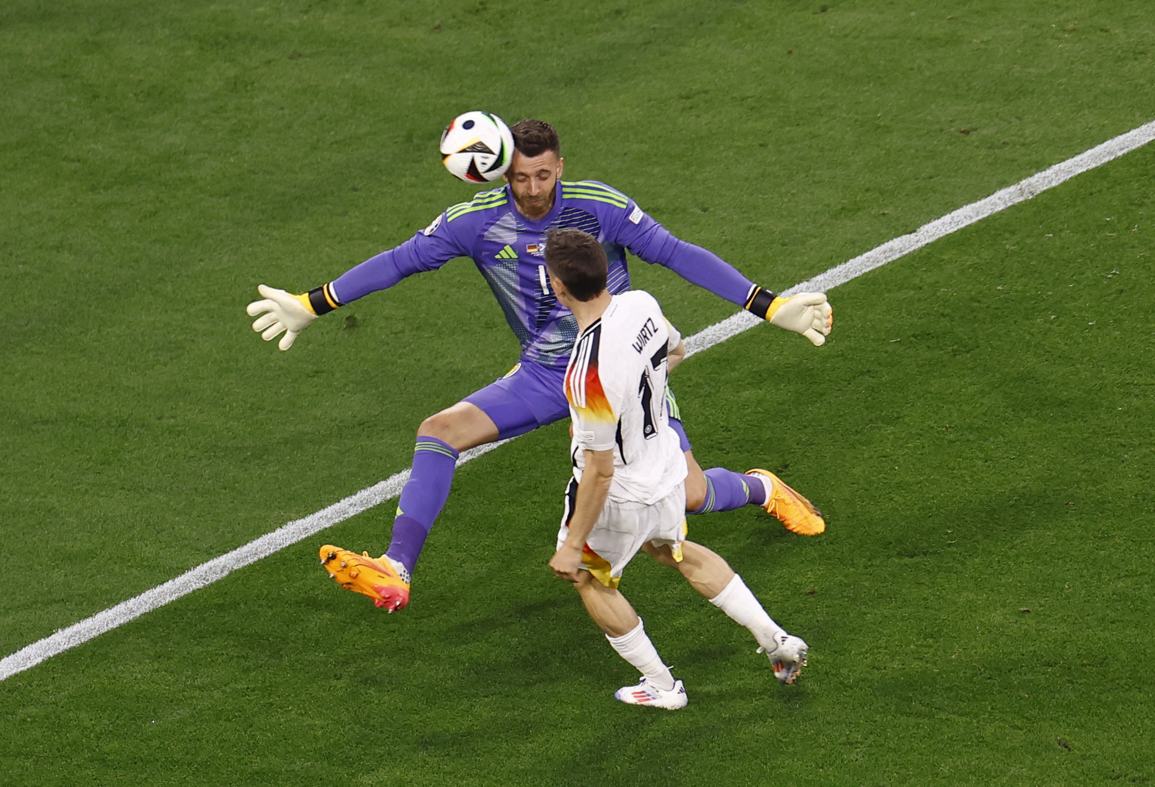 Thủ môn Angus Gunn dùng mặt cứu thua pha bóng Florian Wirtz đã việt vị