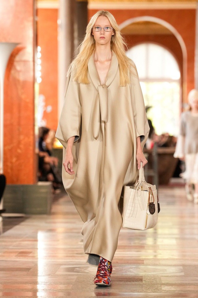 Thăng hạng phong cách nhờ các thiết kế váy maxi hiện đại, cá tính- Ảnh 1.