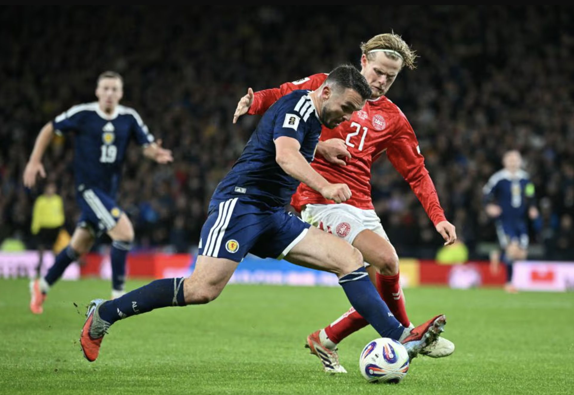 Thắng nghẹt thở Đan Mạch, 