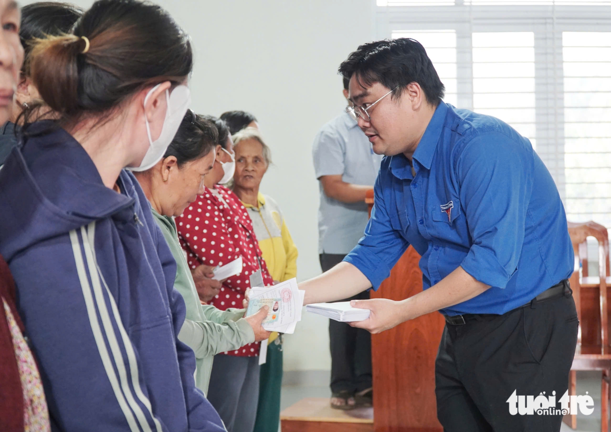 Thành đoàn TP.HCM và báo Tuổi Trẻ tặng 300 suất quà cho người dân vùng lũ Khánh Hòa- Ảnh 1. TP.HCM - Ảnh 1.