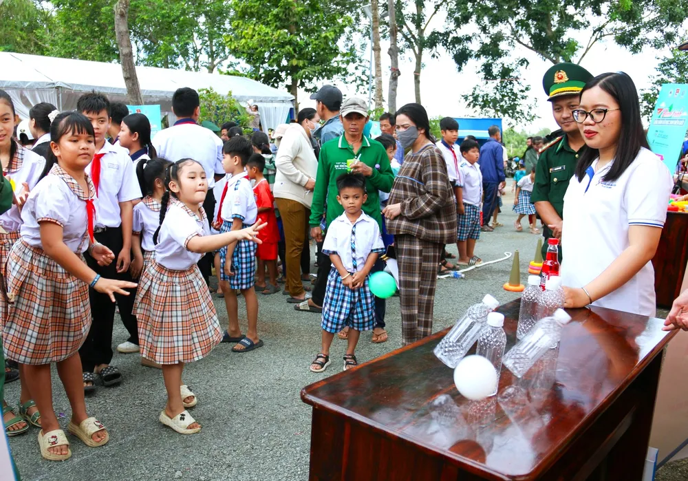đồng hành với học sinh biên giới 10.jpg