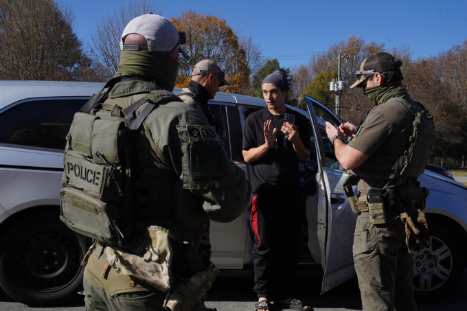 Đặc vụ liên bang tra hỏi tình trạng nhập cư của người dân Charlotte, ngày 16/11. Ảnh: AFP