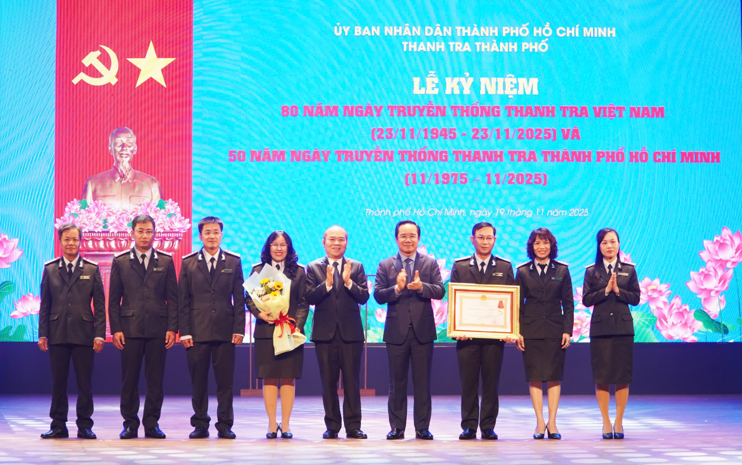 Thanh tra TP.HCM nhận Huân chương Lao động hạng nhất - Ảnh 1.