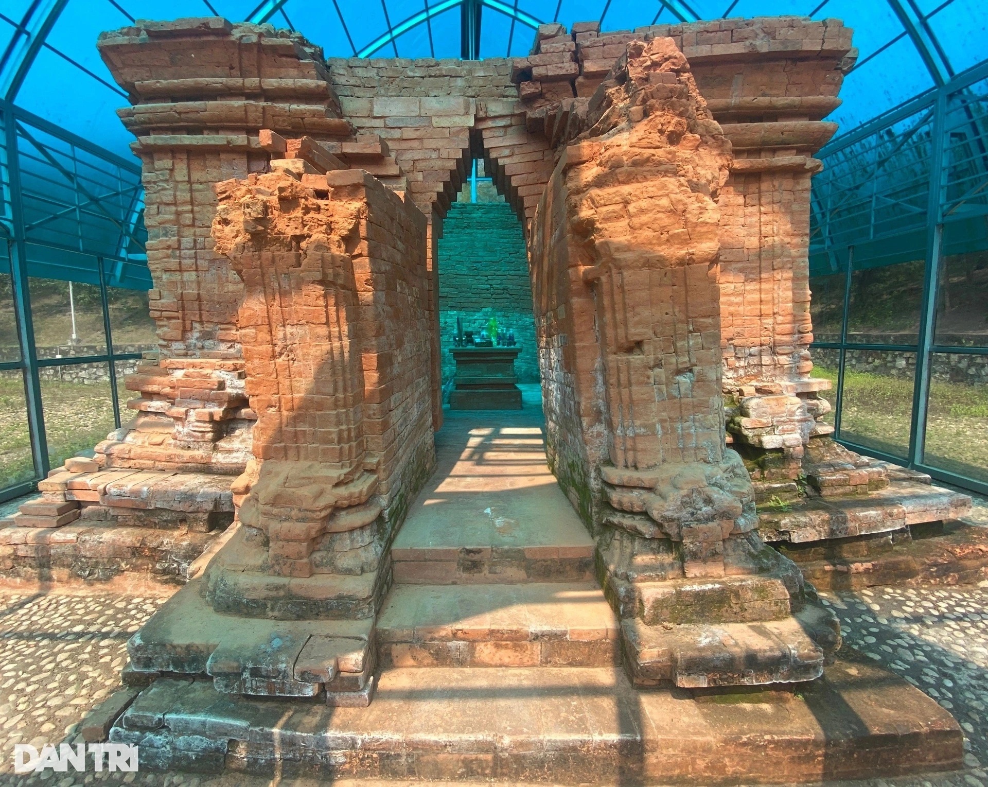 Tháp Chăm cổ nghìn năm tuổi nằm dưới mực nước biển bị ngập lụt kéo dài - 11