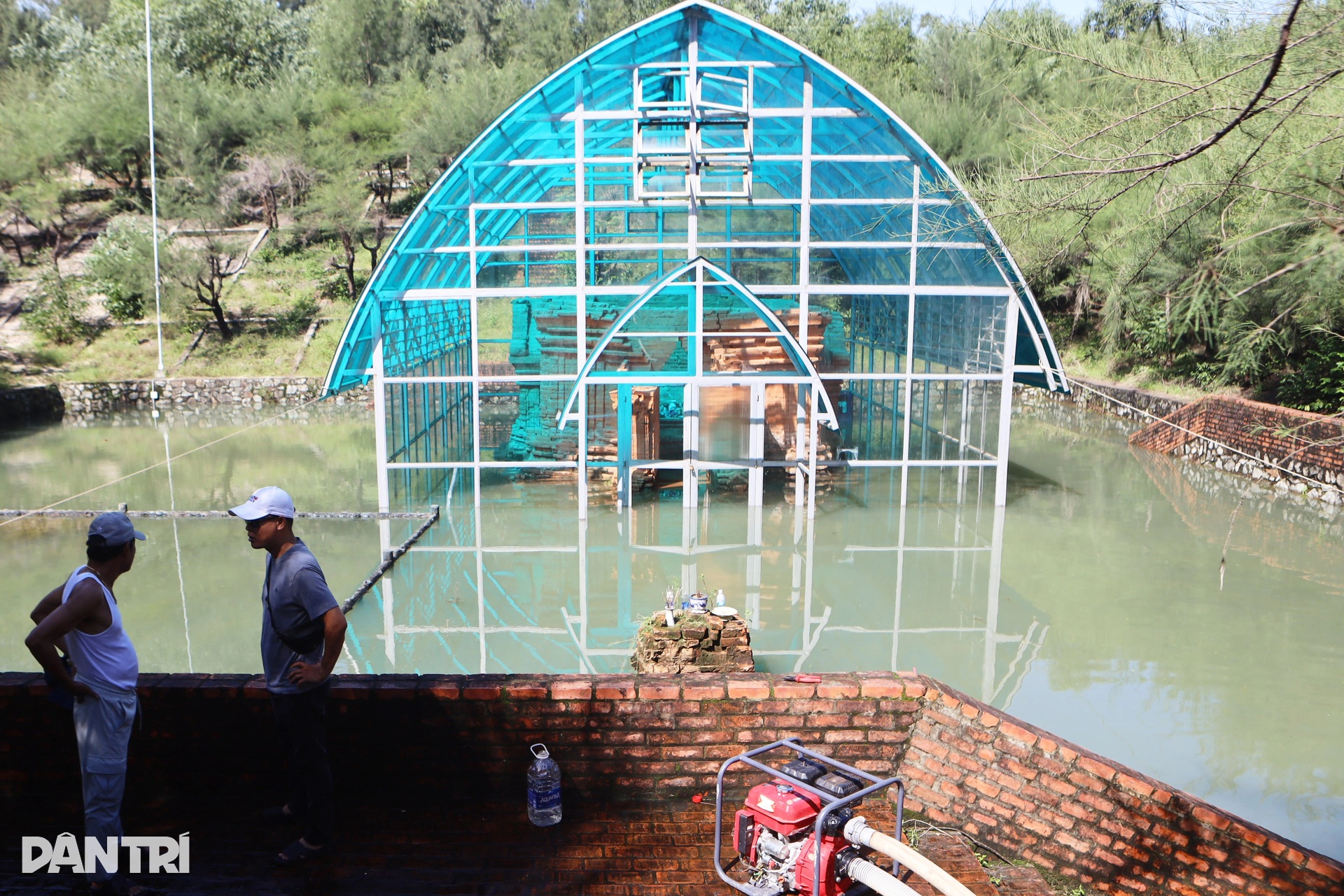 Tháp Chăm cổ nghìn năm tuổi nằm dưới mực nước biển bị ngập lụt kéo dài - 1