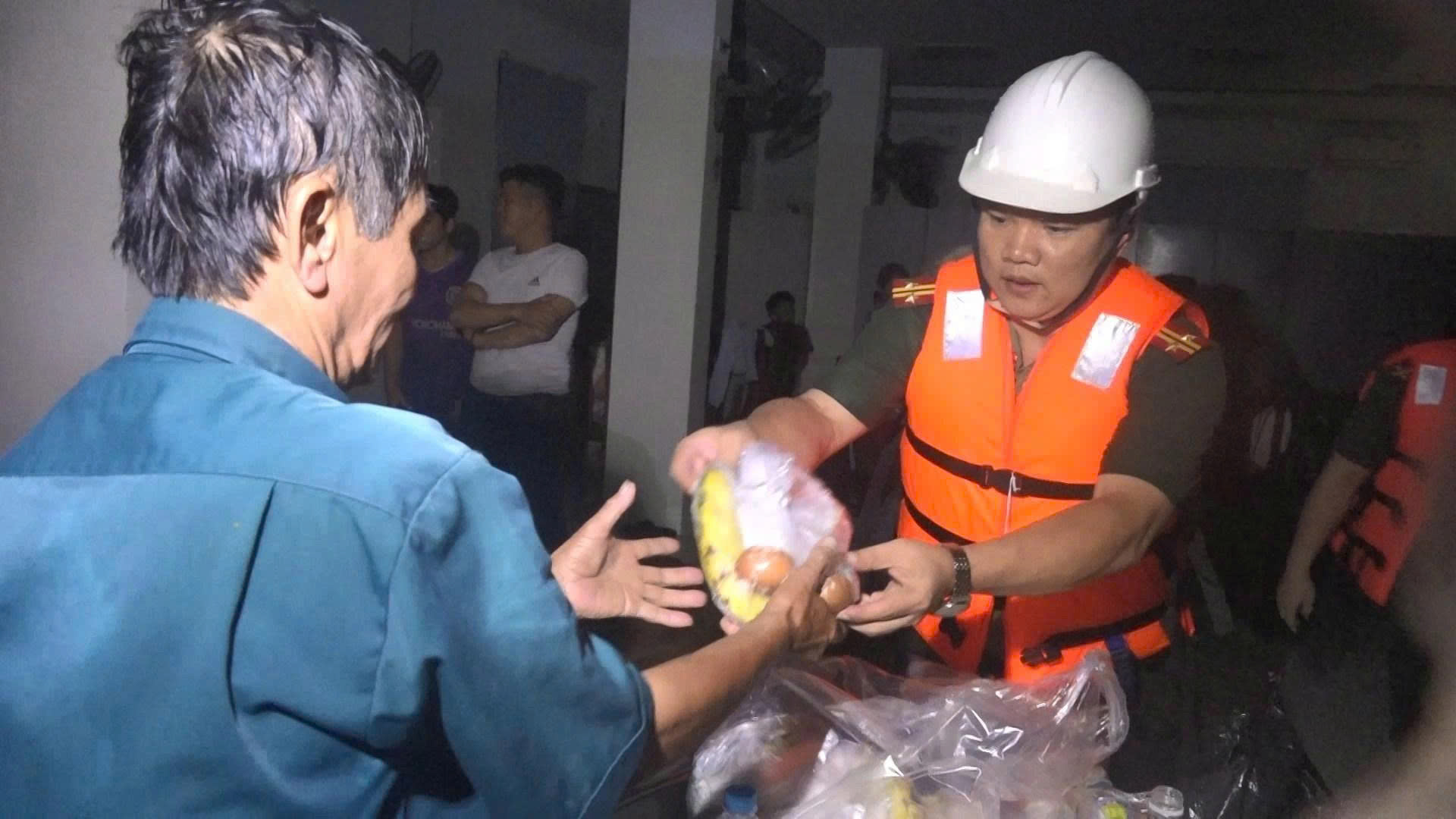 Thắp lên tinh thần tương ái 1 Thắp lên tinh thần tương ái - Ảnh 1.