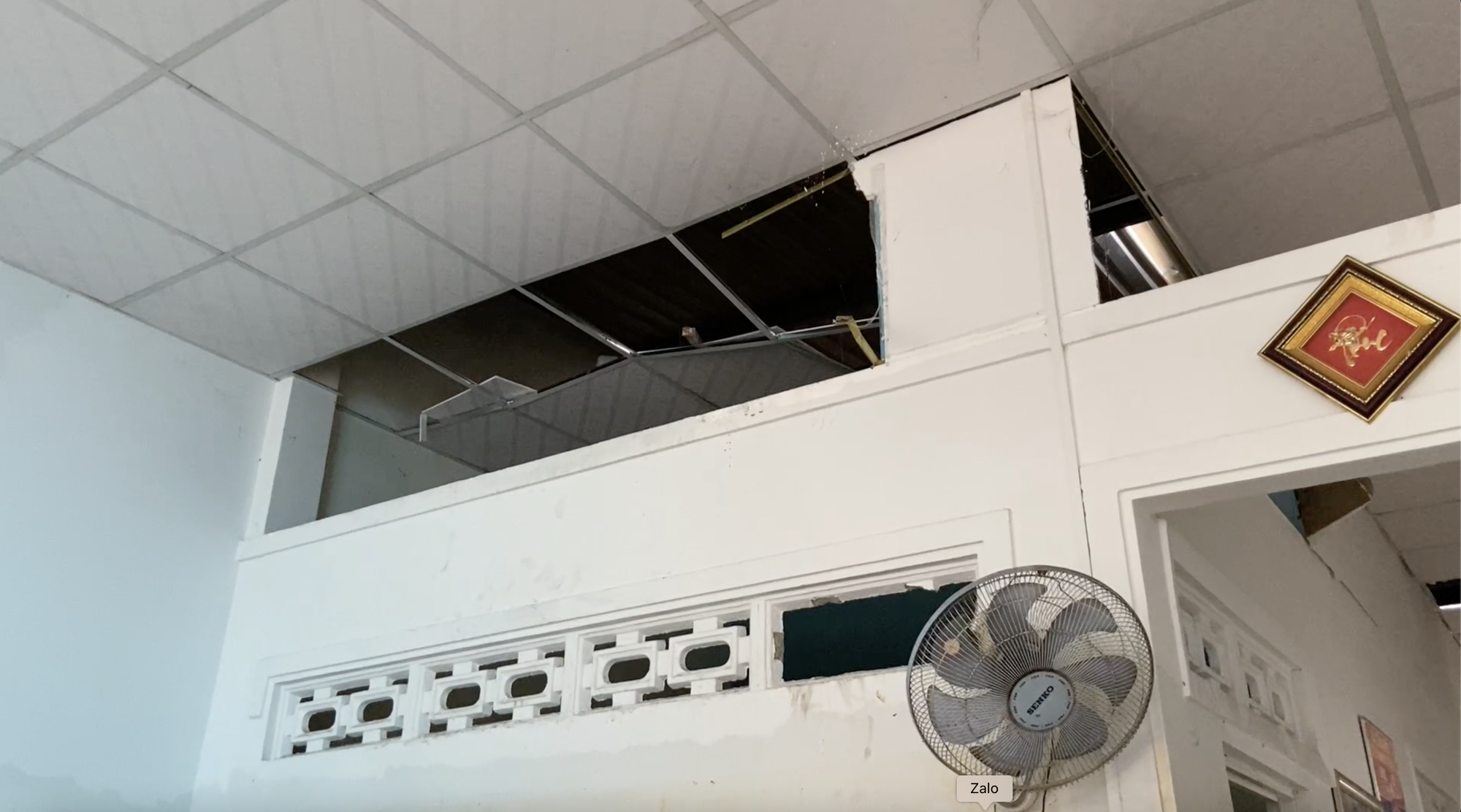 Thắt lòng chuyện người dân đục mái nhà, đưa thi thể người thân lên cao giữa mưa lũ kinh hoàng- Ảnh 1.