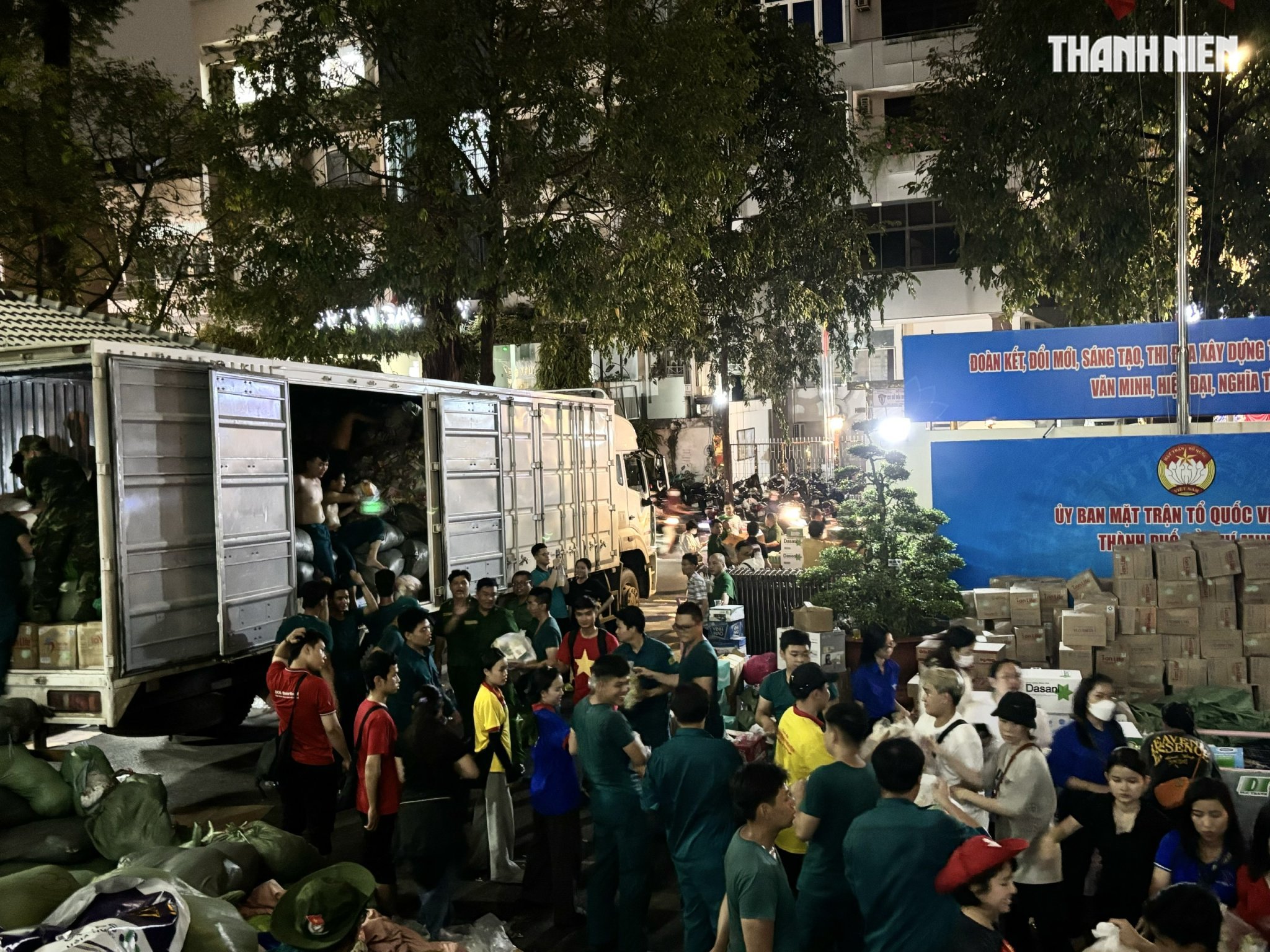 Thâu đêm chuyền tay hàng cứu trợ đến đồng bào vùng lũ miền Trung- Ảnh 1.