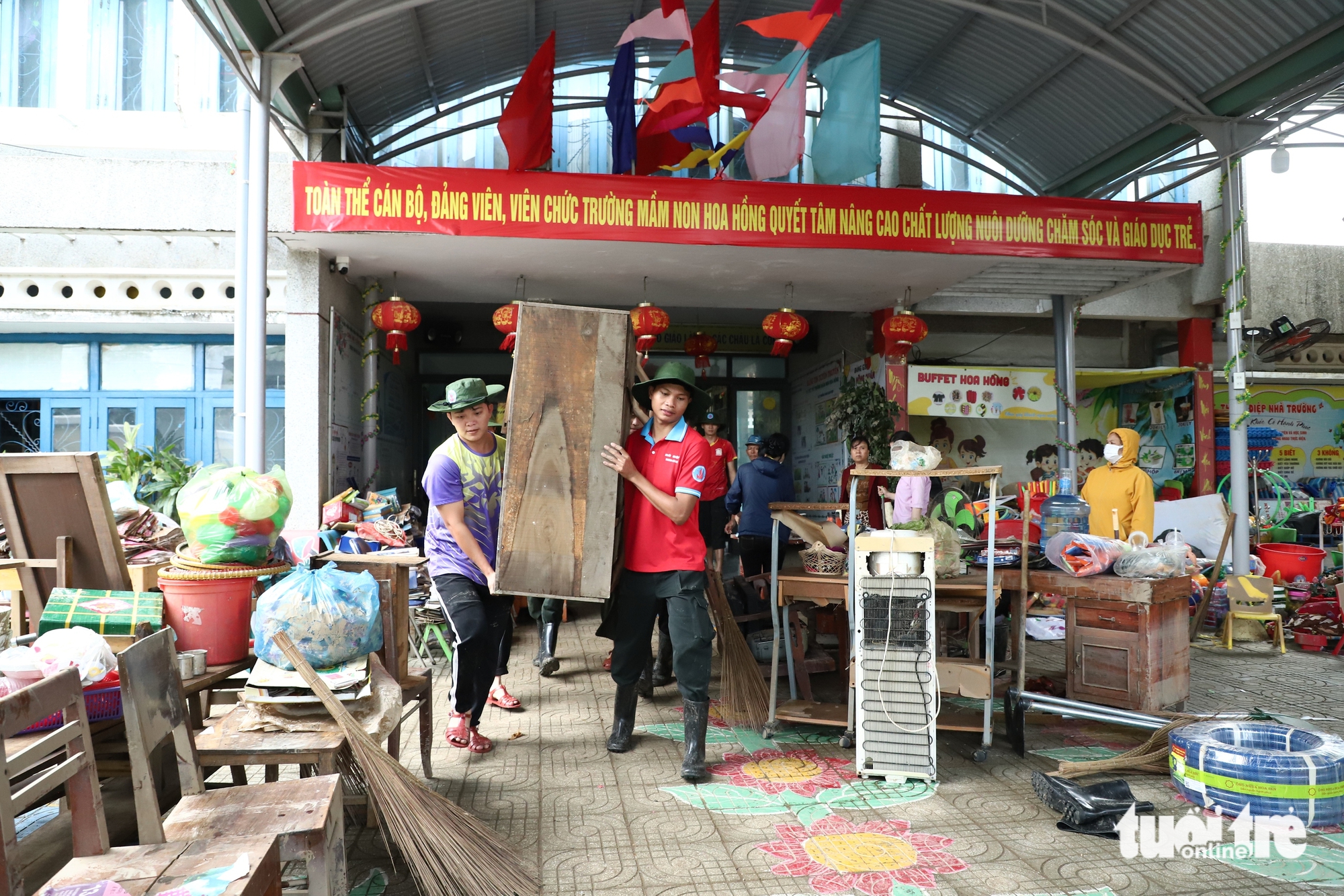 Thầy cô gác lại việc nhà, lội bùn dọn trường sau lũ dữ 1 Thầy cô gác lại việc nhà, lội bùn dọn trường sau lũ dữ - Ảnh 1.