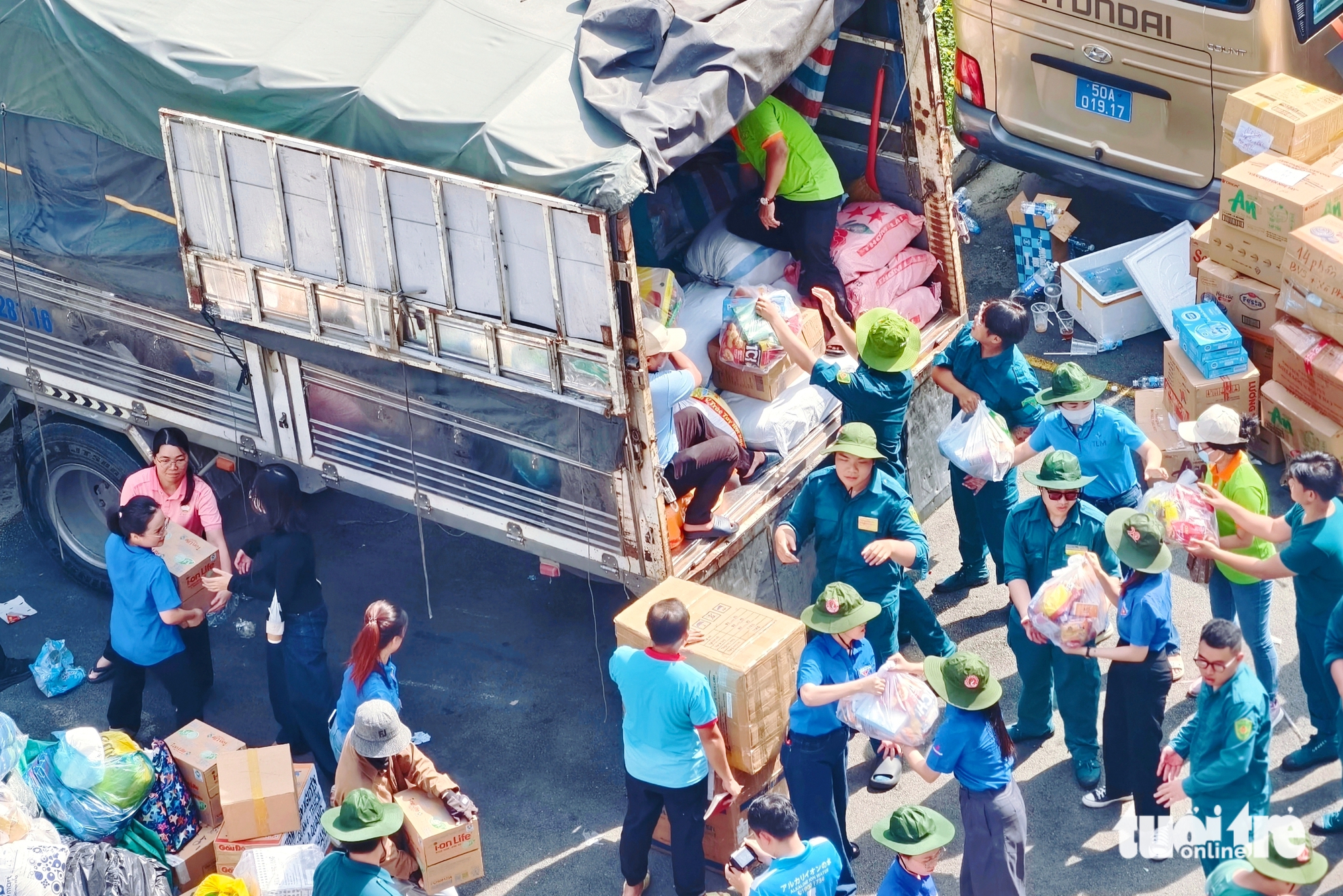 'Thấy mọi người cùng hướng về đồng bào vùng lũ, mình không còn thấy mệt nữa' 1 vùng lũ - Ảnh 1.