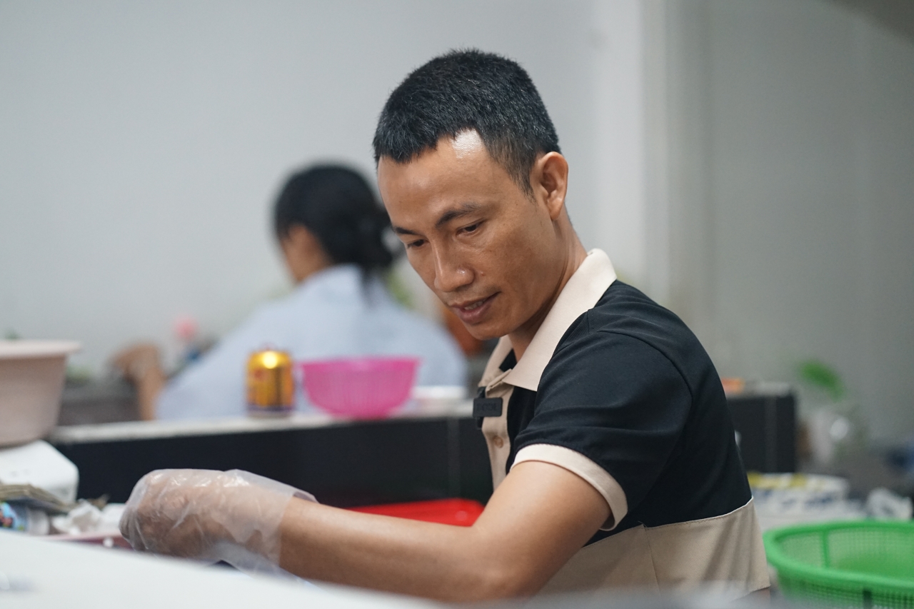 Đôi vợ chồng ở Đắk Lắk nấu hàng trăm bát phở tiếp sức bà con và đoàn thiện nguyện: 