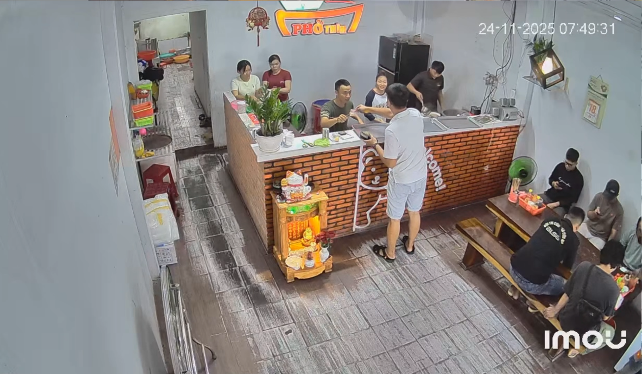 Đôi vợ chồng ở Đắk Lắk nấu hàng trăm bát phở tiếp sức bà con và đoàn thiện nguyện: 