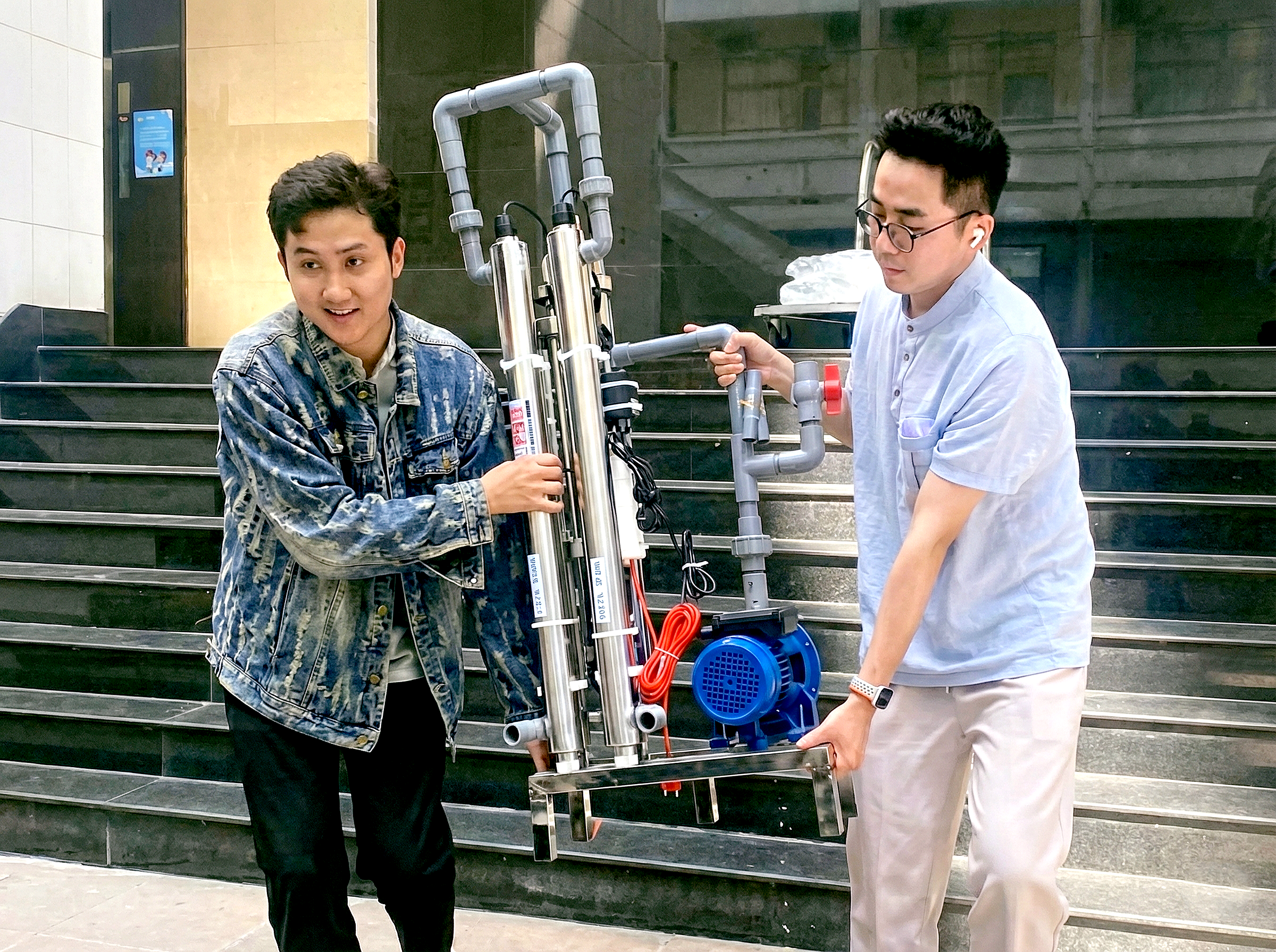 Thầy trò trường đại học ở TP.HCM xuyên đêm làm máy lọc nước tặng bà con vùng lũ - Ảnh 1.