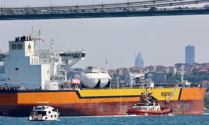 Một tàu chở dầu của Rosneft đang di chuyển qua eo biển Bosphorus ở Thổ Nhĩ Kỳ năm 2023. Ảnh: Reuters