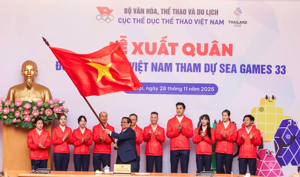 Thủ tướng Phạm Minh Chính phất cờ xuất quân Đoàn Thể thao Việt Nam tham dự SEA Games 33. Ảnh: TN. the-thao-viet-nam-xuat-quan-no-luc-gianh-90-den-100-huy-chuong-vang-sea-games-33 (4).jpg