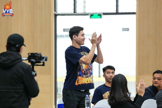 Đinh Tiến Công tham dự lễ khai mạc Giải Bóng rổ Trẻ VnExpress - Cup Ziaja sáng 2/11. Ảnh: VYB