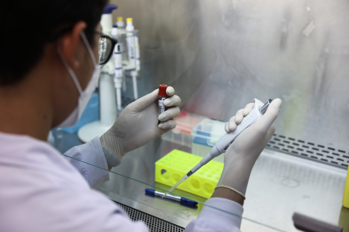Nhân viên y tế làm xét nghiệm. Ảnh: Quỳnh Trần