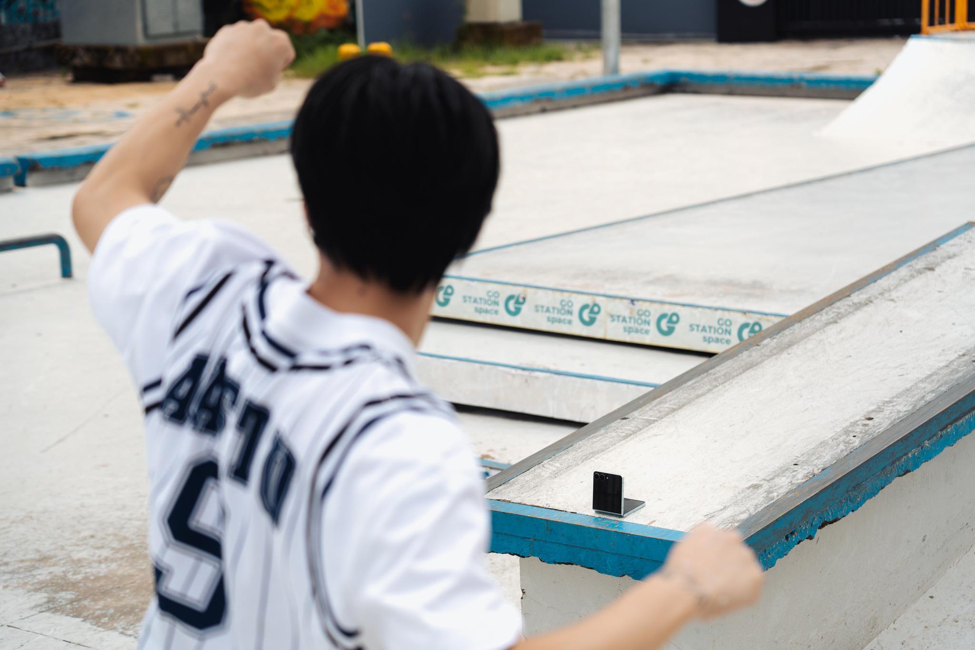 Theo chân một ngày “cực cháy” của tân binh toàn năng Đức Duy với Galaxy Z Flip7- Ảnh 1.