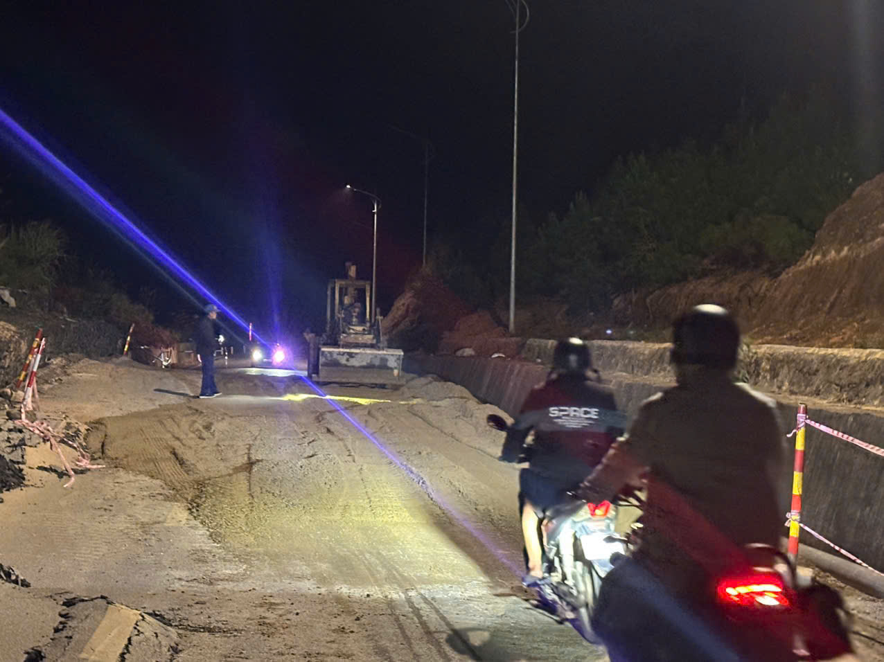 Thi công xuyên đêm khắc phục tạm hư hỏng QL24 đoạn lên khu du lịch Măng Đen- Ảnh 1.