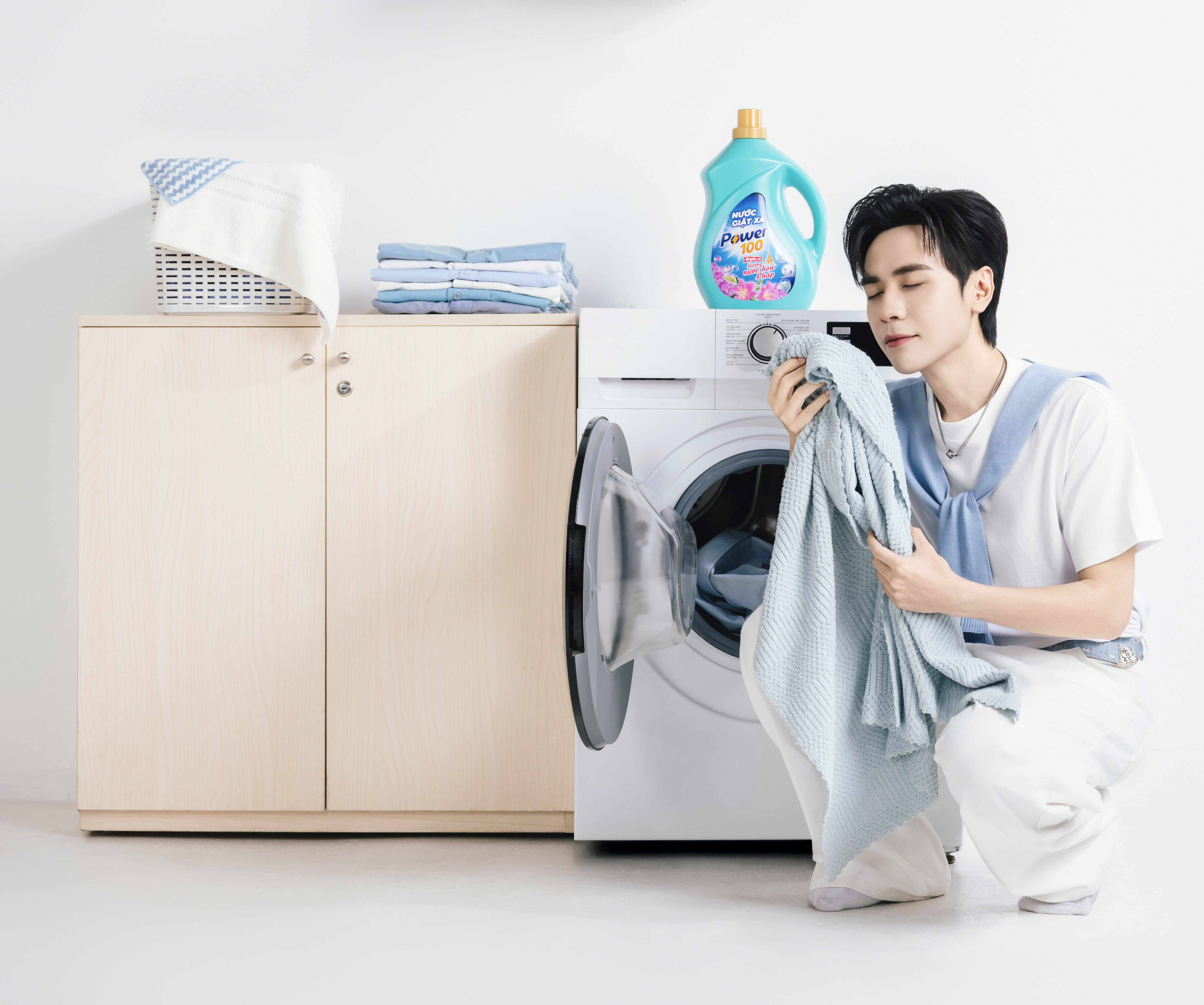 Thì ra “trai đảm trăm điểm” đang là hình mẫu “đốn tim” chị em 1 “Trai đảm trăm điểm” - bản lĩnh trong công việc và tinh tế san sẻ việc nhà - cũng là hình mẫu đàn ông hiện đại mà ca sĩ Quang Hùng MasterD muốn lan toả cho phái mạnh.