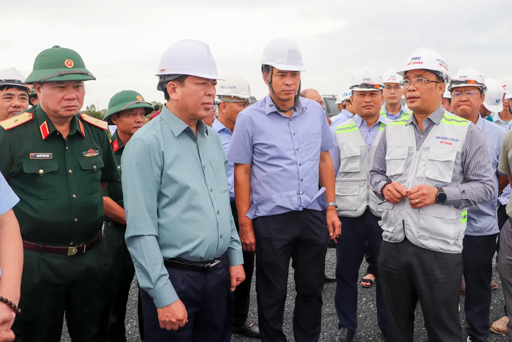 Bộ trưởng Bộ Xây dựng kiểm tra cao tốc Cần Thơ - Cà Mau