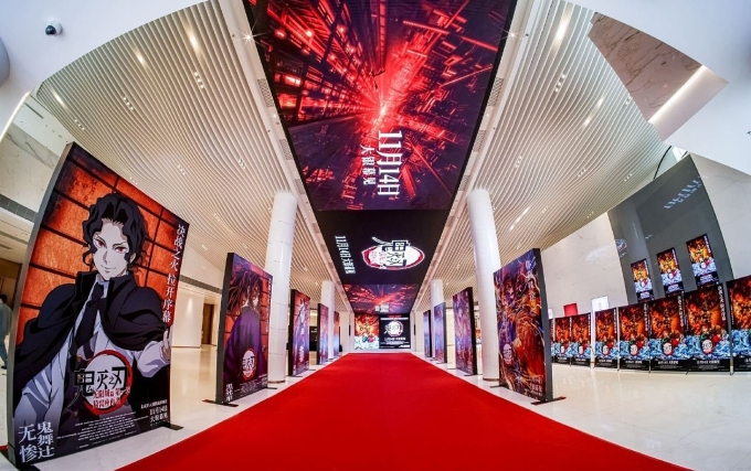 Áp phích quảng cáo phim Thanh gươm diệt quỷ trong một rạp chiếu phim tại Trung Quốc ngày 13/11. Ảnh: X/Root