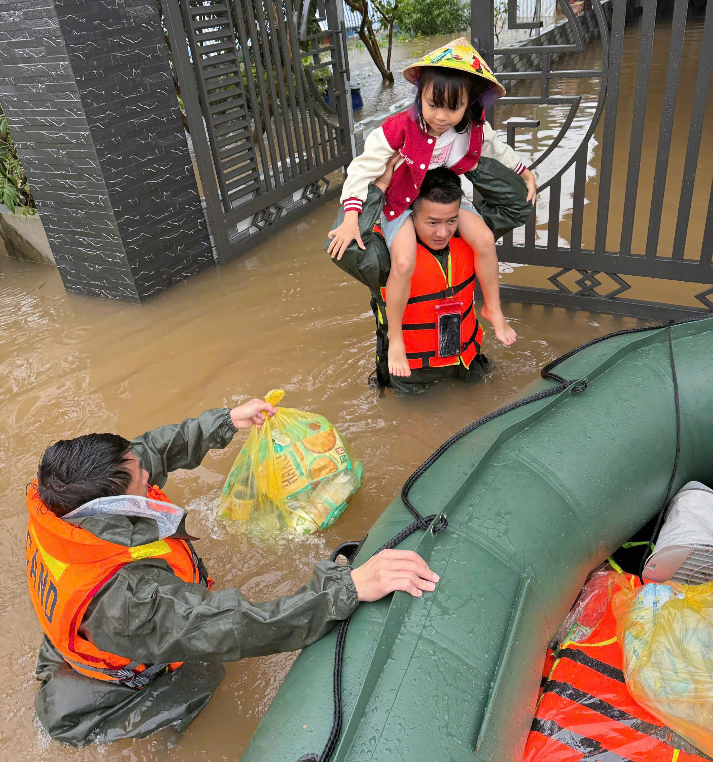 Thiên tai tiếp tục uy hiếp miền Trung - Ảnh 1.