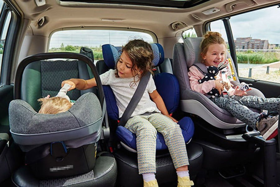 Thiết bị an toàn phù hợp cho trẻ em trên ô tô có nhất thiết là ghế trẻ em?- Ảnh 1.