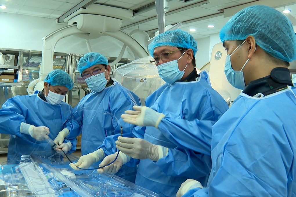 Thiết bị nhỏ bằng viên thuốc con nhộng giúp cụ bà 83 tuổi thoát đột tử - 1