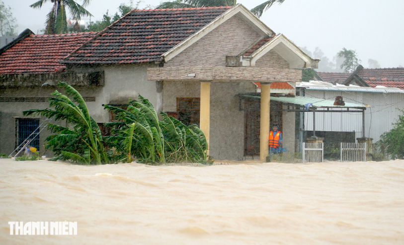 Thiệt hại mưa lũ miền Trung tăng nhanh, đã có 68 người chết và mất tích- Ảnh 1.