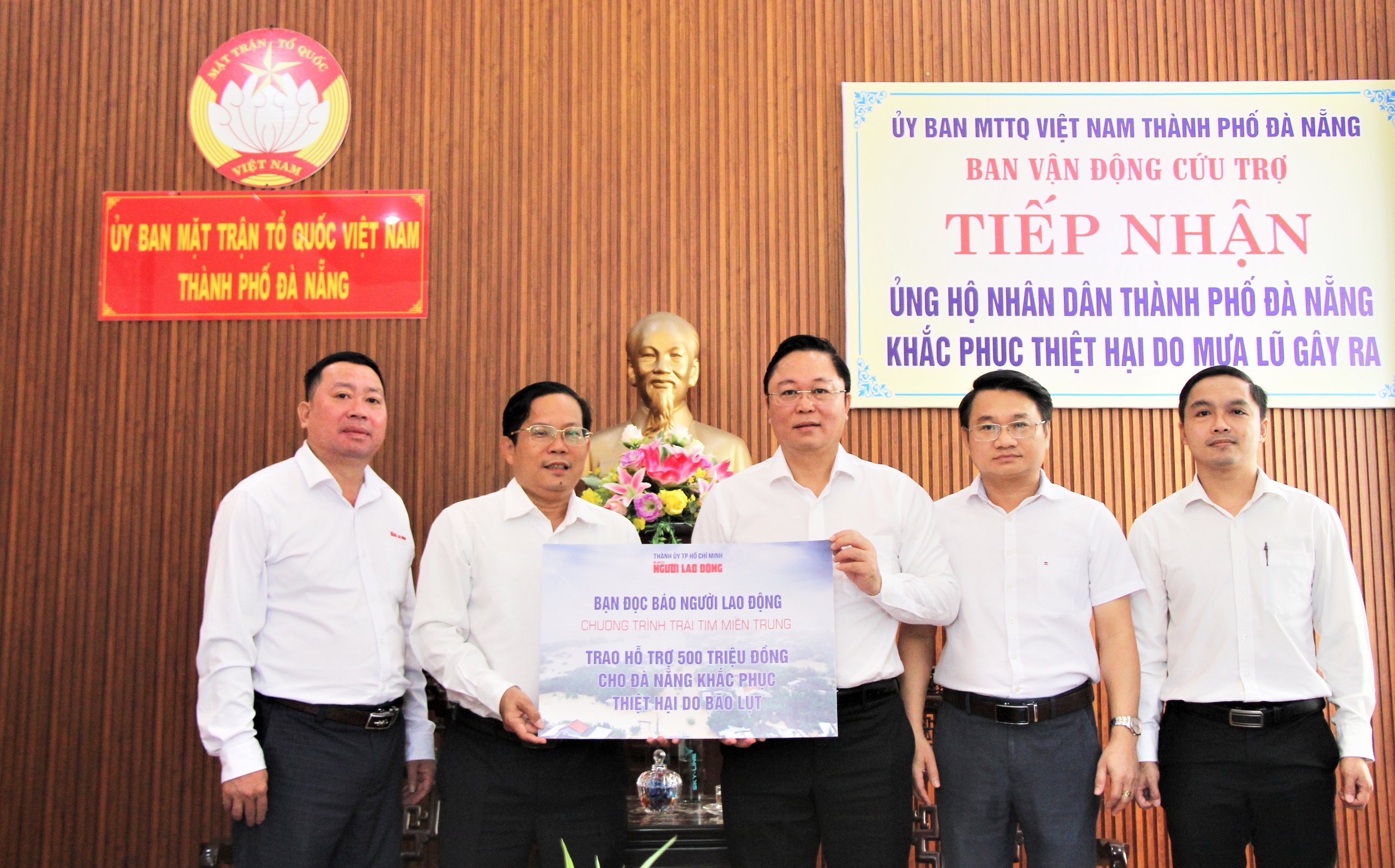 Thiết thực hỗ trợ người dân vùng bão lũ - Ảnh 1.