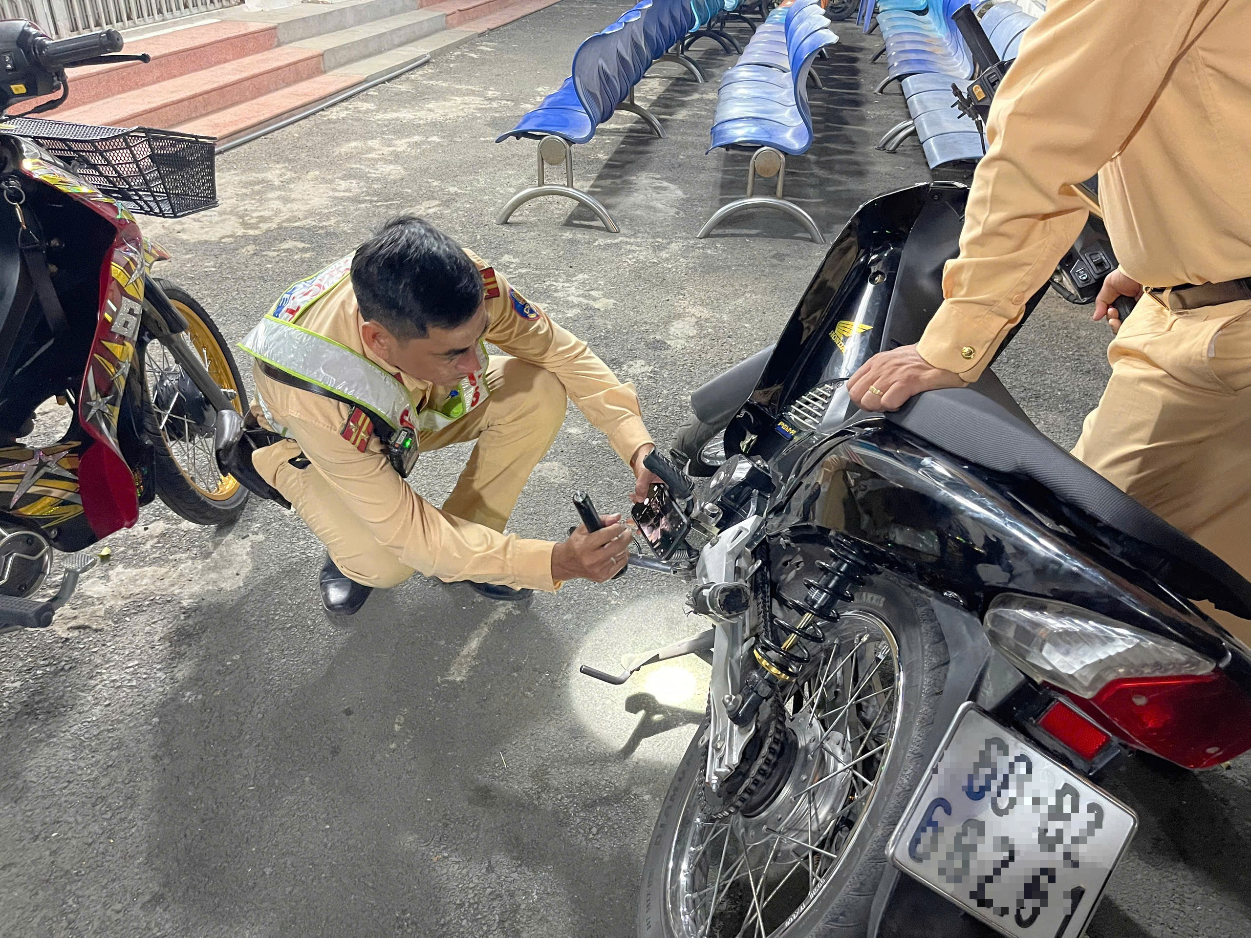 Thiếu niên khai lý do độ xe, che biển số để chạy trên đường ở TPHCM - Ảnh 3.