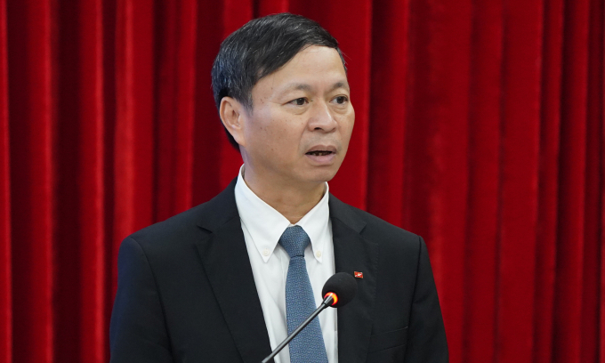 Thứ trưởng Khoa học và Công nghệ Hoàng Minh (giữa) tại triển lãm bên lề Hội thảo quốc tế về hợp tác R&D và kết nối doanh nghiệp Việt Nam - Hàn Quốc, sáng 6/11/2025. Ảnh: Lưu Quý