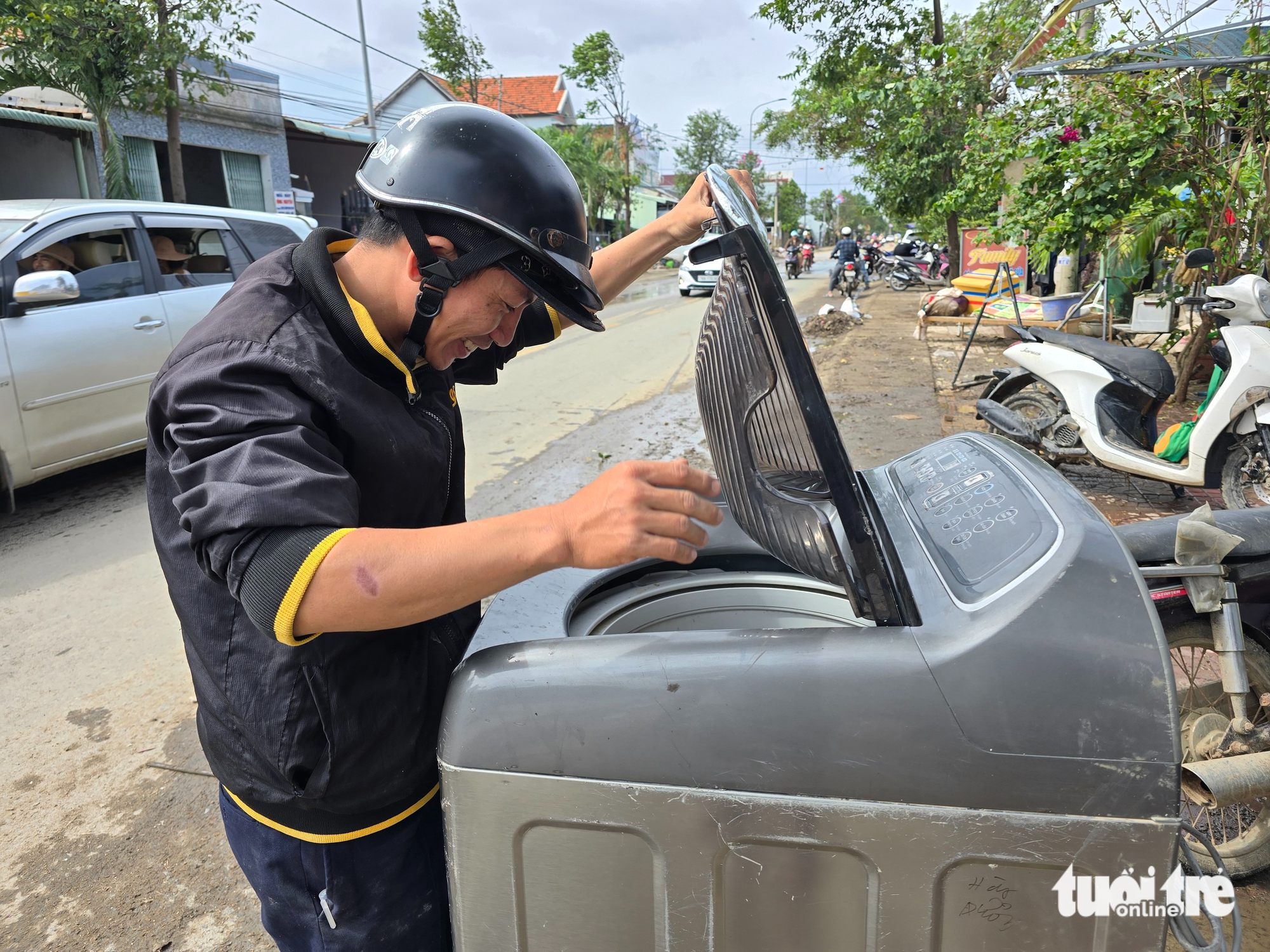 Thợ điện tử tới rốn lũ Đông Hòa, giúp bà con sửa tủ lạnh, máy giặt miễn phí 1 tủ lạnh - Ảnh 1.