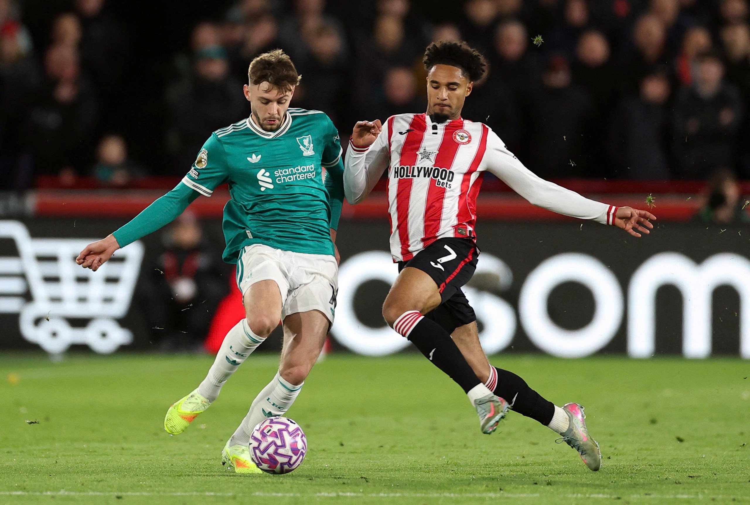 'Ông lớn' Liverpool và M.U tìm đường thoát khủng hoảng: Thoát được không mới là vấn đề- Ảnh 1.