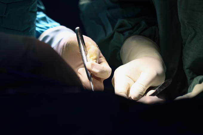 Bác sĩ phẫu thuật cho bệnh nhân. Ảnh: Quỳnh Trần