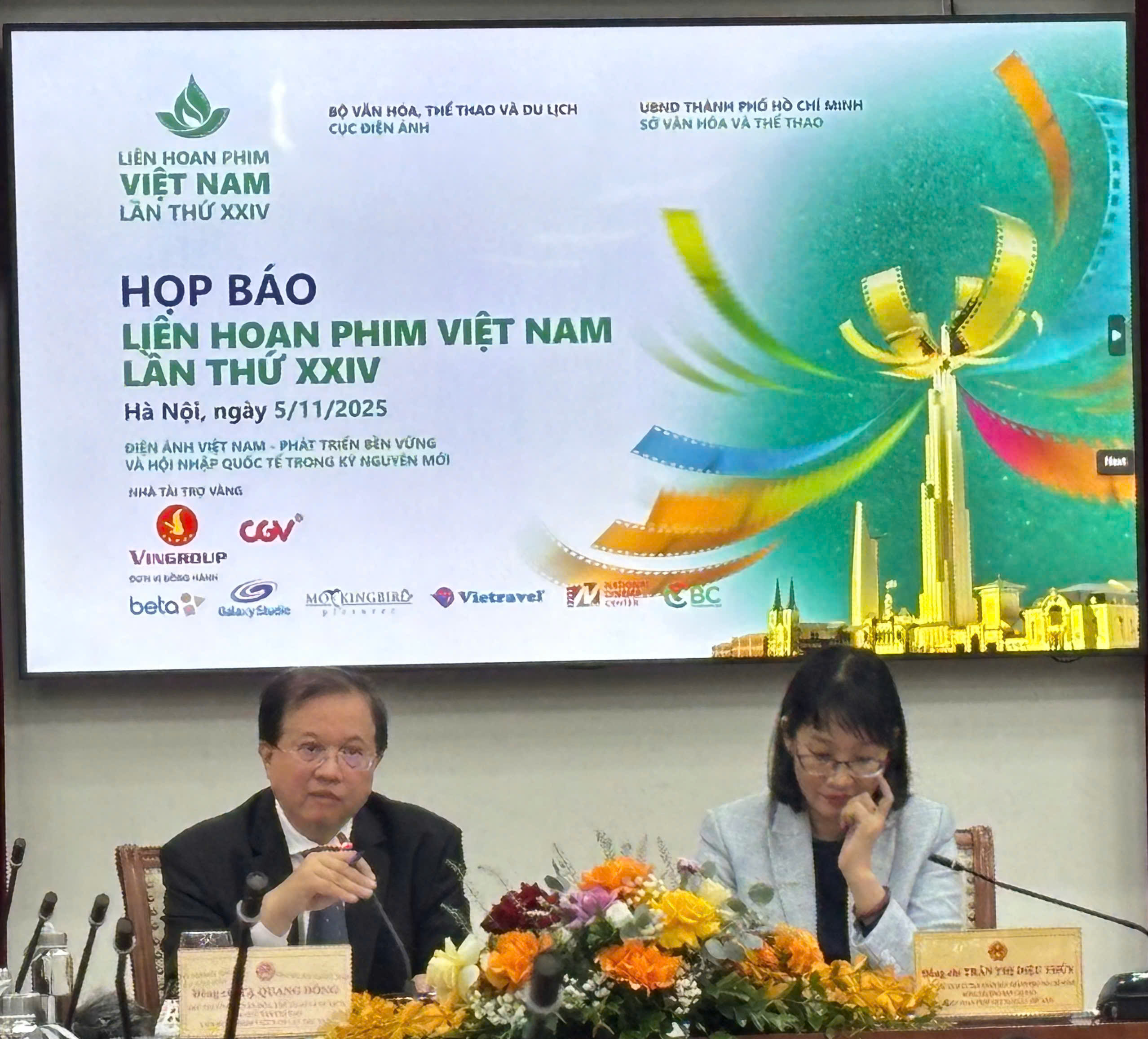 Liên hoan phim Việt Nam lần thứ 24: Thời của 'câu lạc bộ phim Việt trăm tỉ'
- Ảnh 1. Liên hoan phim Việt Nam lần thứ 24: Thời của 'câu lạc bộ phim Việt trăm tỉ'
- Ảnh 1.