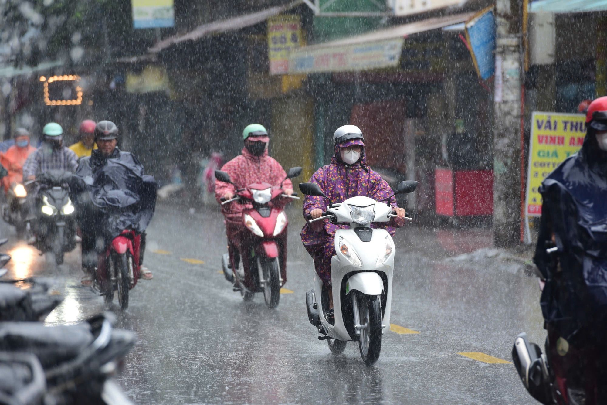 Thời tiết hôm nay 4-11: Bắc Bộ rét đậm, Trung Bộ mưa dầm, Nam Bộ triều lên - Ảnh 1.