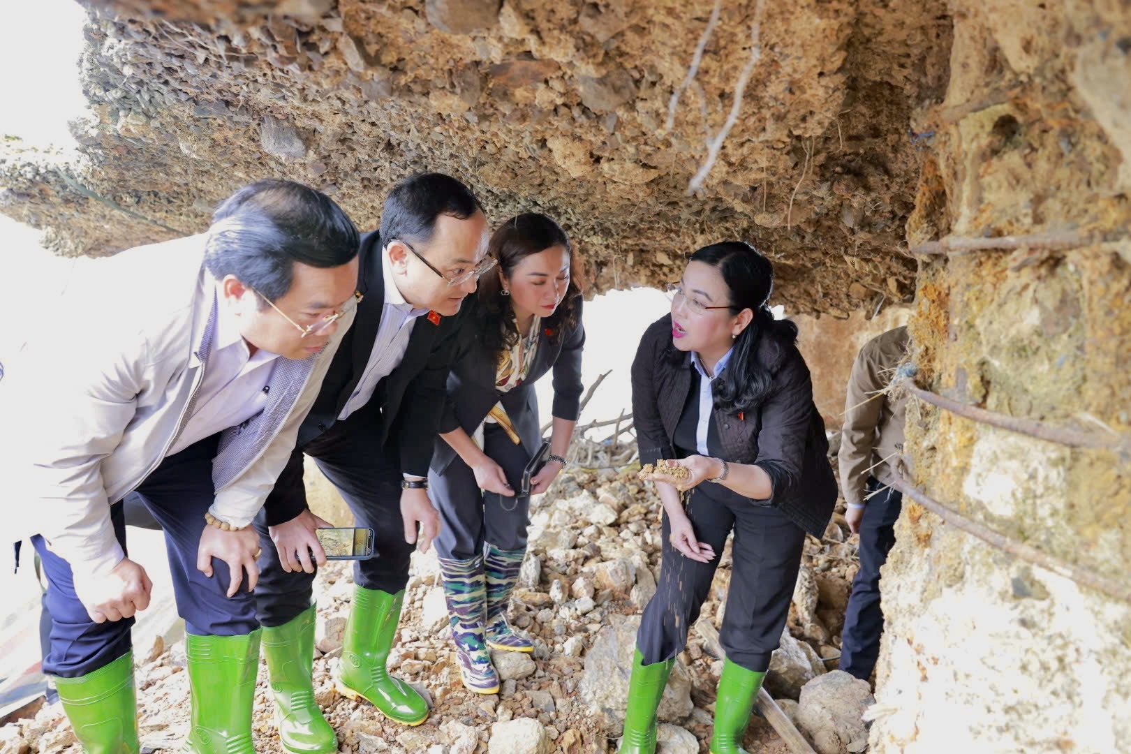 Thông tin mới nhất vụ cầu Sông Lô 'trơ móng, lộ cốt thép rỉ sét' - Ảnh 1.