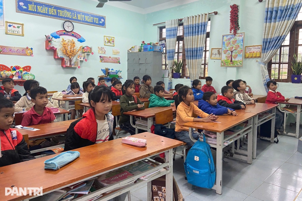 Thông tin mới vụ nữ phó hiệu trưởng trở lại, phụ huynh đưa con về - 1