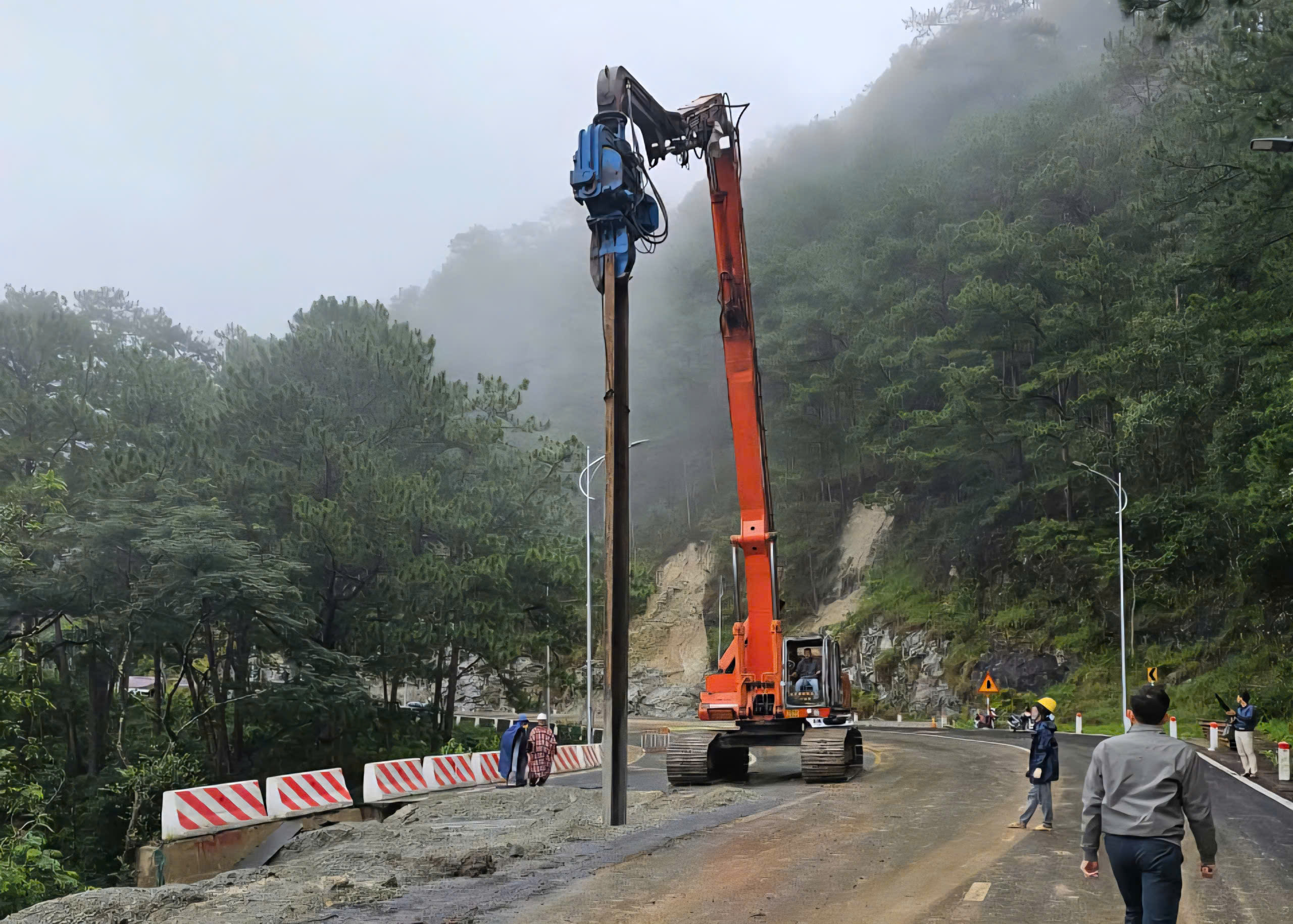 Sạt lở đèo Prenn gây khó khăn cho giao thông nhưng sẽ sớm được khắc phục - Ảnh 1.